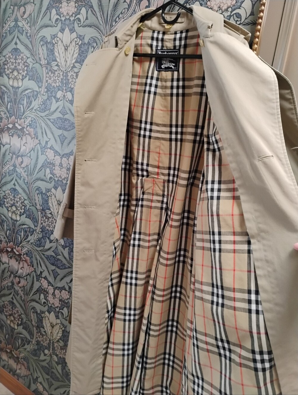 Vintage Burberry Classic Beige Trench Coat with Plaid Lining - Picture 5 of 15